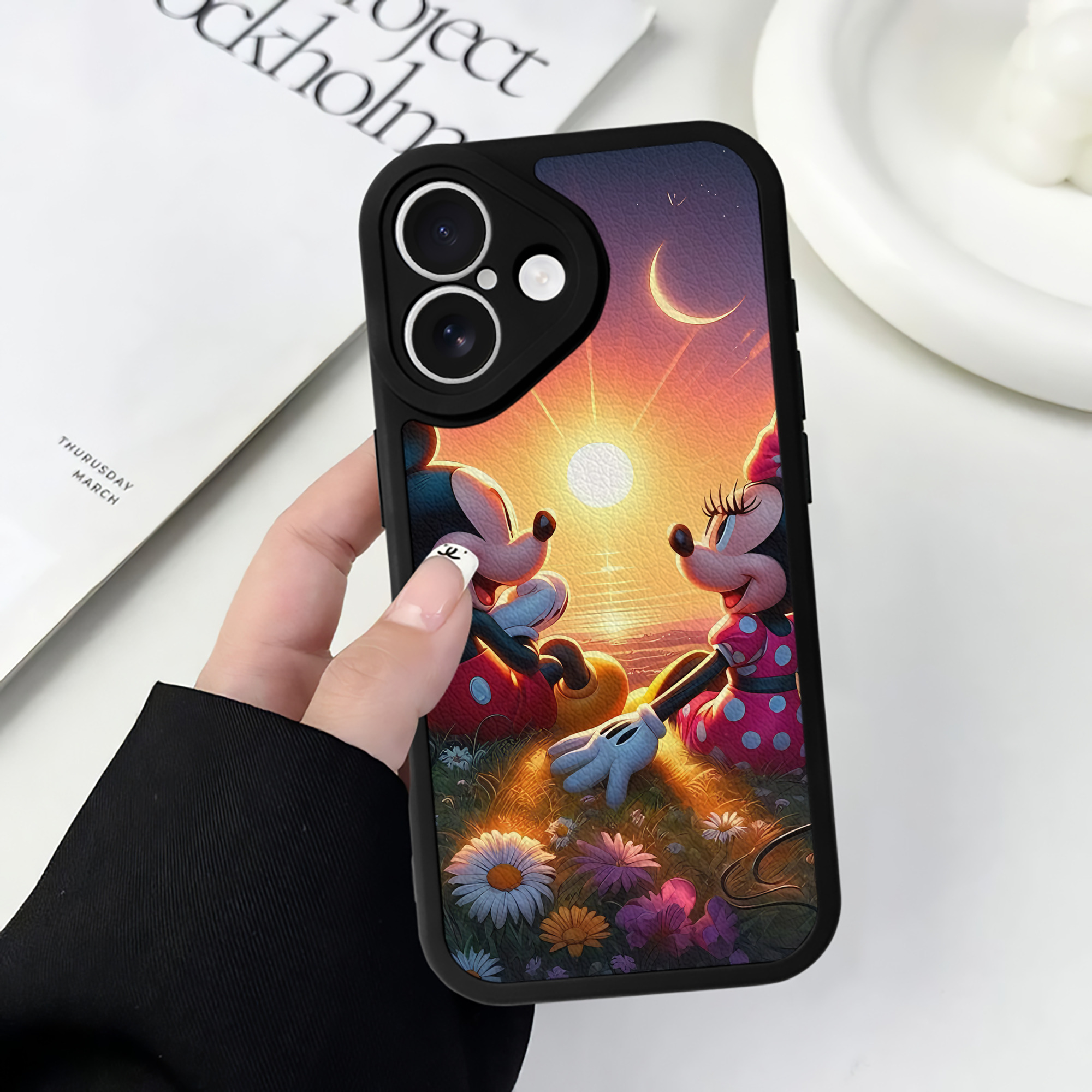 （画像用） ミッキーマウス Mickey Mouse 【iPhone 16シリーズ対応】シリコンスマホケース（レザー調） 材質：シリコン